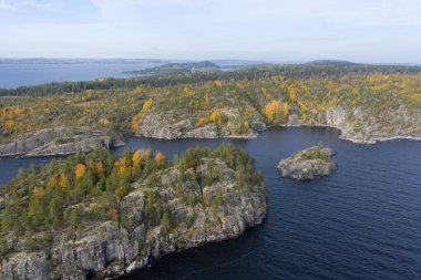 Güneşli bir günde Karelia Panoraması. Karelia 'nın yüksekten görünüşü. Rusya 'nın doğası. Ladoga Gölü. Ladoga Gölü 'ndeki adalar. Rusya 'ya Seyahat.