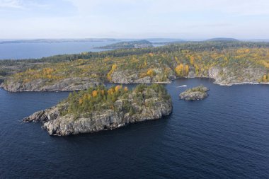 Karelia. - Rusya. Ladoga. Karelia 'nın doğası. Ladoga gölünde Skers. İnsansız hava aracının kuzey doğası. Taş adacıklar. Rusya 'yı dolaş. Karelya 'da Tatil.