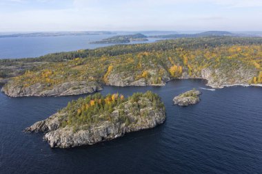 Rusya 'nın doğası. Karelia Cumhuriyeti. Ufuktaki adalar. Vahşi doğa. Gölde sakin ol. Karelia Ladoga Gölü.