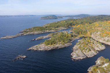 Rusya 'nın doğası. Karelia Cumhuriyeti. Ufuktaki adalar. Vahşi doğa. Gölde sakin ol. Karelia Ladoga Gölü.