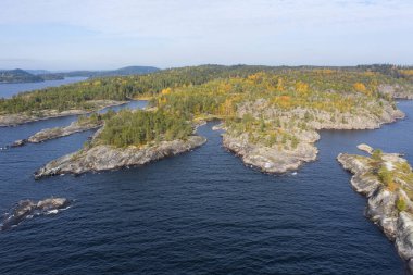 Karelia. - Rusya. Ladoga. Ladoga skerries. Ladoga Gölü 'ndeki taş adalar. Karelia 'nın doğası. Rusya 'ya git. Hava görünümü.