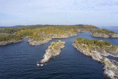 Güneşli bir günde Karelia Panoraması. Karelia 'nın yüksekten görünüşü. Rusya 'nın doğası. Ladoga Gölü. Ladoga Gölü 'ndeki adalar. Rusya 'ya Seyahat.