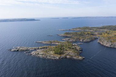 Karelia. - Rusya. Ladoga. Karelia 'nın doğası. Ladoga gölünde Skers. İnsansız hava aracının kuzey doğası. Taş adacıklar. Rusya 'yı dolaş. Karelya 'da Tatil.