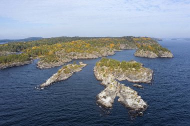Karelia. - Rusya. Ladoga. Ladoga skerries. Ladoga Gölü 'ndeki taş adalar. Karelia 'nın doğası. Rusya 'ya git. Hava görünümü.