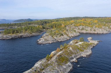 Güneşli bir günde Karelia Panoraması. Karelia 'nın yüksekten görünüşü. Rusya 'nın doğası. Ladoga Gölü. Ladoga Gölü 'ndeki adalar. Rusya 'ya Seyahat.
