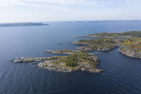 Karelia. - Rusya. Ladoga. Karelia 'nın doğası. Ladoga gölünde Skers. İnsansız hava aracının kuzey doğası. Taş adacıklar. Rusya 'yı dolaş. Karelya 'da Tatil.