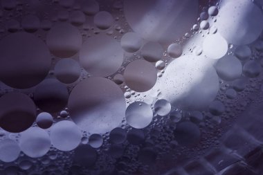 Su yüzeyine yağ damlıyor.