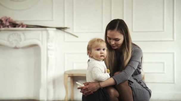Inschrijving knuffels van moeder en kleine daughte — Stockvideo