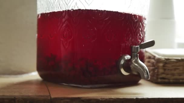 Dispenser ciotola limonata con rubinetto con composta per una festa bacca limonata rosso j — Video Stock