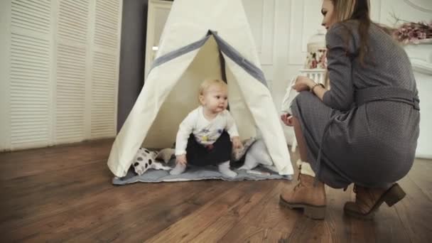 Tältkåta vita tält i plantskolan och en liten flicka som leker med hennes mamma — Stockvideo