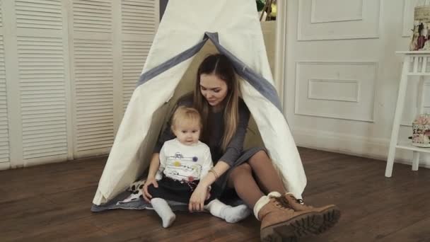 Witte Tipi tent in de kinderkamer en een klein meisje speelt met haar moeder — Stockvideo