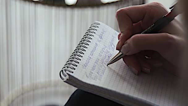 Egy ember, az emberek az írás egy notebook — Stock videók