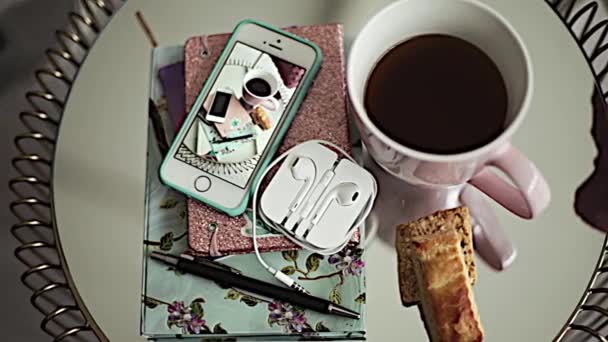 Сніданок на столі круасан зйомки на iphone — стокове відео