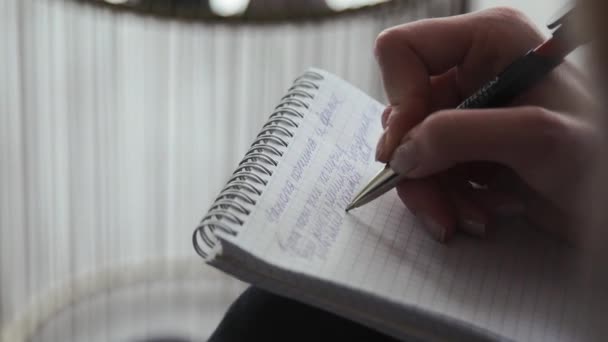 Ein Mann schreibt in ein Notizbuch — Stockvideo