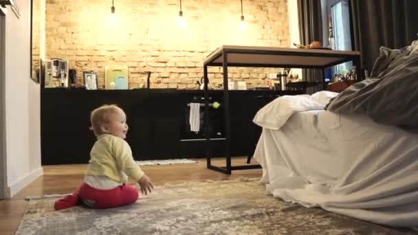 Bebé jugando en el suelo arrastrándose — Vídeos de Stock