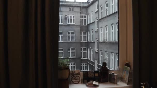 Vista dalla finestra sul cortile dell'edificio — Video Stock