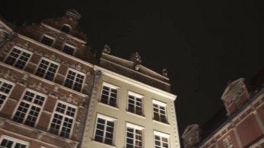 Gdansk, Polonya-Kasım 23, 2018: gece Gdansk uzun Lane mimarisi.
