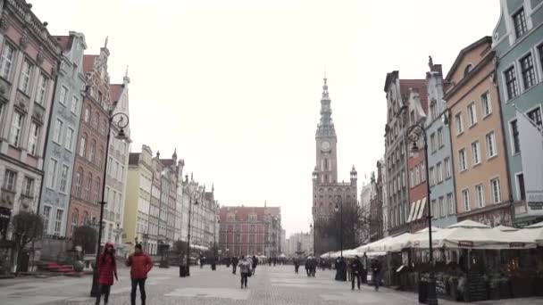 ГДАНСК, ПОЛЬША - 13 ноября 2018 года: Люди в длинном переулке старого города в польском Гданьске. . — стоковое видео
