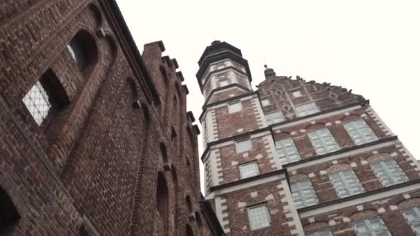 ГДАНСК, ПОЛЬША - 13 ноября 2018 года: Люди в длинном переулке старого города в польском Гданьске. . — стоковое видео