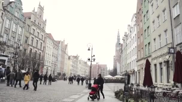 Gdansk, Lengyelország-november 13, 2018: az emberek hosszú sávban a régi város Gdansk, Lengyelország. — Stock videók