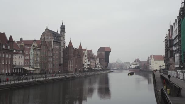 Gdańsk, Polska-13 listopada 2018: ludzie na długiej uliczni starego miasta w Gdańsku, Polska. — Wideo stockowe