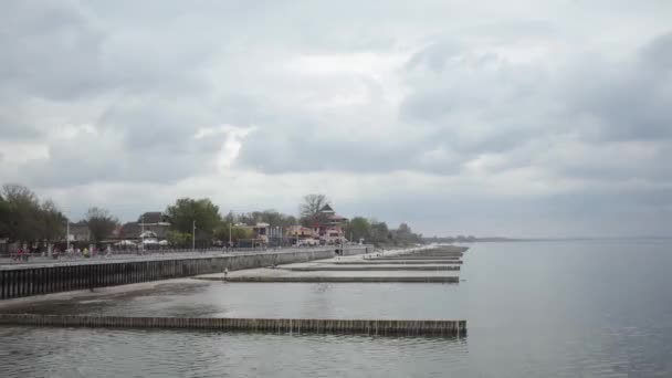 Vue sur la mer plage promenade, brise-lames source Zelenogradsk Kaliningrad région — Video