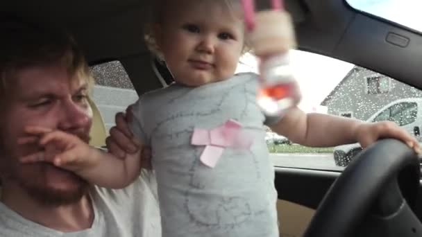 Klein meisje rijden met papa — Stockvideo