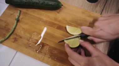 mojito kokteyli yapmak, tahta bir tahtaüzerinde bir bıçakla kireç dilimlemek 