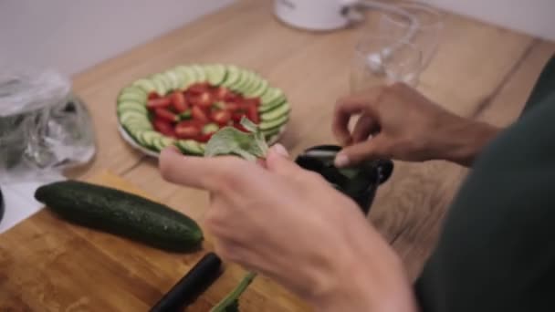 Mojito-Cocktail, prickelndes Wasser wird in ein Glas mit Minze und Limette gegossen — Stockvideo