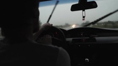 ön cam damlama su yağmurda bir araba sürüş adam