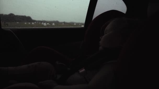 Bébé dormant dans le siège auto la nuit — Video