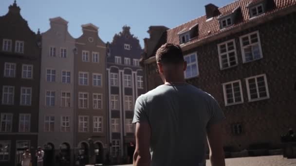 Un homme en lunettes de soleil un touriste se promène dans les rues européennes — Video