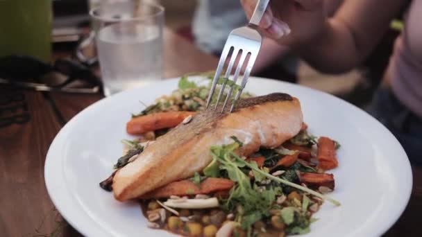 Gegrilde zalm steak met groenten op een bord in een restaurant — Stockvideo