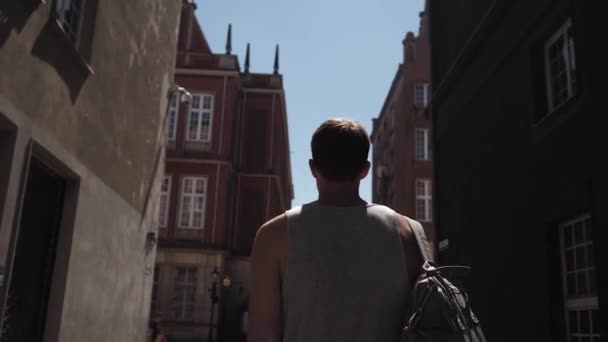 Um homem de óculos de sol um turista caminha pelas ruas europeias — Vídeo de Stock