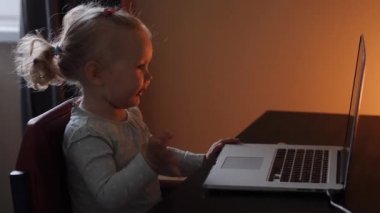 Bilgisayardaki video büyükbabaya internette el sallıyor.