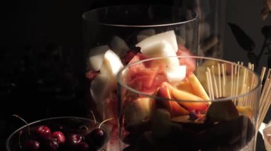 Stand-up yemeğinde cam vazolarda taze meyve dilimlenmiş.