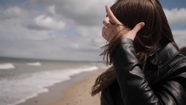 Erős szél egy fiatal nő fotózása közben. — Stock videók