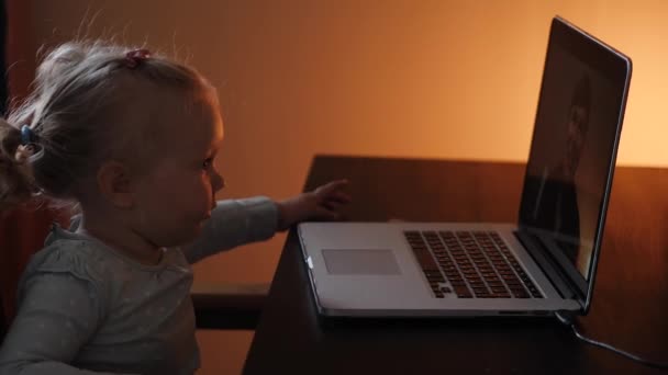 La niña en el video en el portátil saludando al abuelo en línea — Vídeo de stock