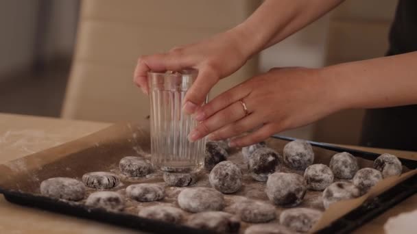 Aplastar en un vaso de galletas redondas y dulces son caseros — Vídeos de Stock