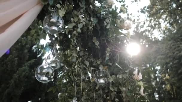 bougies en bouteilles en verre arc de mariage, cérémonie de mariage en plein air 