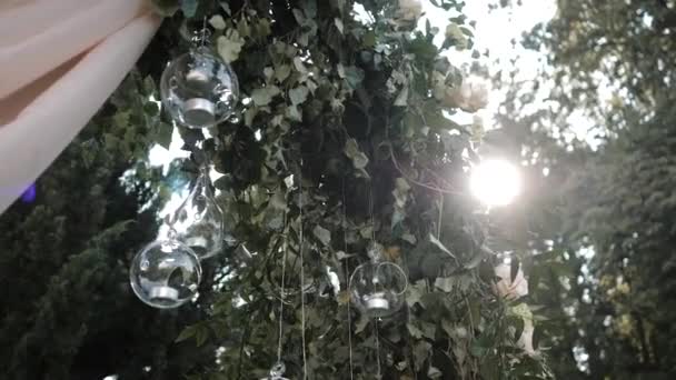 Velas em garrafas de vidro arco de casamento, cerimônia de casamento ao ar livre — Vídeo de Stock