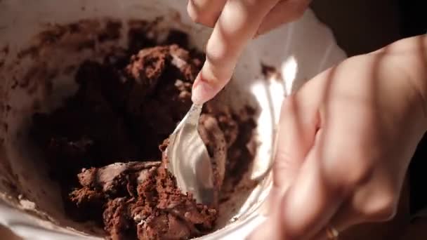ボウルにチョコレート生地を混ぜるクローズアップ — ストック動画