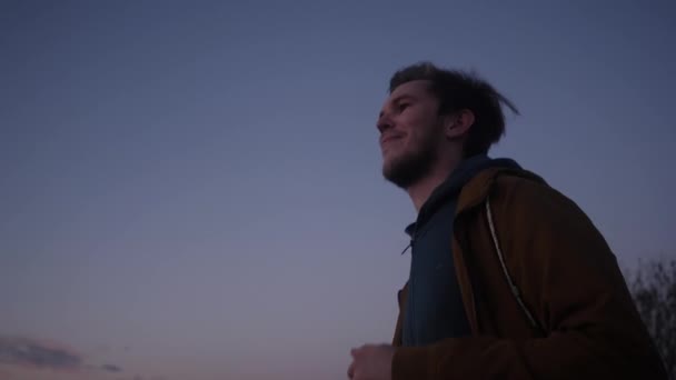 Tarde trote a lo largo de la carretera joven en el fondo del cielo — Vídeos de Stock