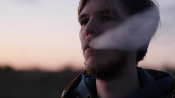 道路上の若い男の肖像電子タバコを閉じる喫煙 — ストック動画