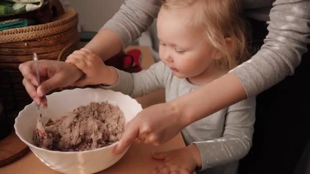 Niña ayuda a mamá a cocinar en la cocina — Vídeos de Stock