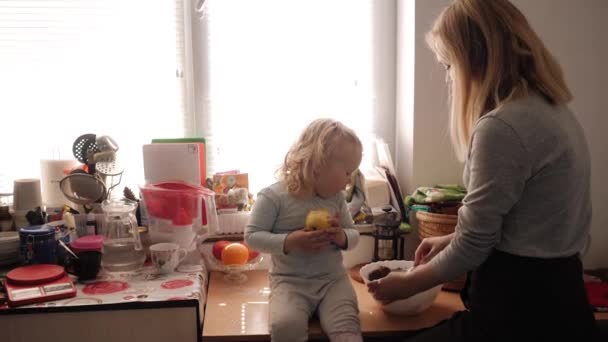 Mother and daughter preparing cookies in the kitchen — Stock Video