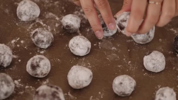 Bonbons au chocolat maison sains en sucre en poudre — Video