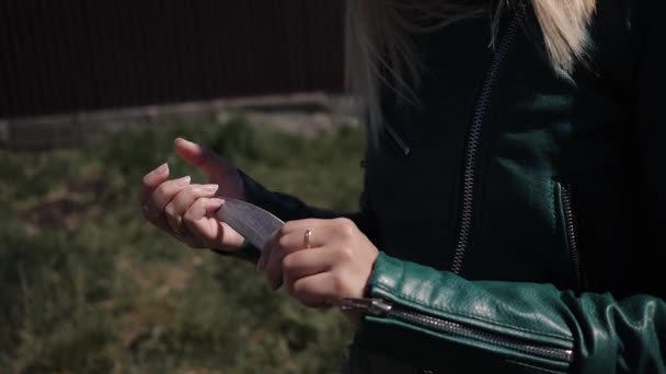 Mladá žena řezání nehty na ulici řezání — Stock video