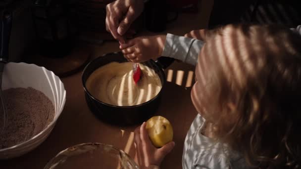 Moeder en dochter bereiden koekjes in de keuken — Stockvideo