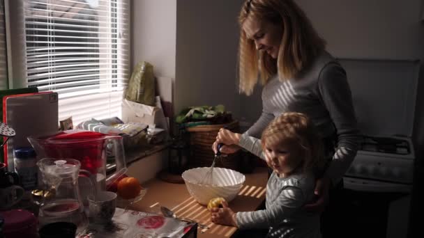 Anne ve kızı mutfakta kurabiye hazırlıyorlar. — Stok video